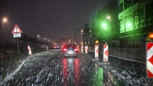 Glatteis und Schnee bringen Verkehr durcheinander