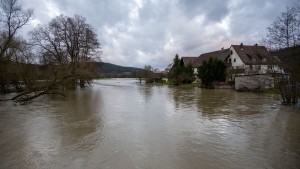 Dauerregen, Hochwassergefahr und volle Züge