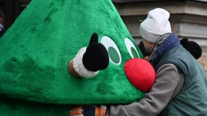 Gärtner stellt heimlich Weihnachtsbaum vor Kita – Geldstrafe