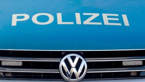 Mann sticht auf Partnerin ein und verletzt sie lebensgefährlich