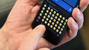 Das Tränen lachende Emoji ist unter Deutschen am beliebtesten