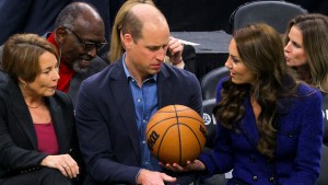 William und Kate beginnen ihren Besuch mit Basketball