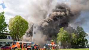 Berliner Feuerwehr gibt nach Großbrand in Fabrik Entwarnung