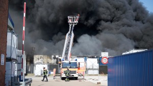 Rauchwolke über Hamburg – Lagerhalle brennt