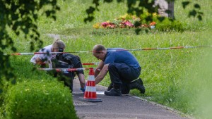 Eine Handgranate auf eine Trauergemeinde