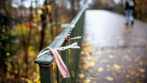 Mann brennt unter Fußgängerbrücke in München