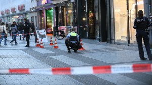 Poldi-Fan niedergestochen, mehrere Polizisten verletzt