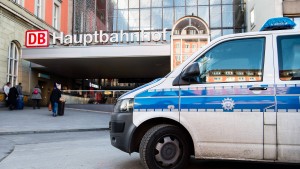 Tatverdächtiger nach Messerangriff auf Polizist in Psychiatrie