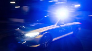 Autofahrer rammt Polizeiwagen und flüchtet