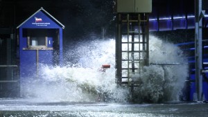 „Nadia“ sorgt für Sturmflut und Hunderte Einsätze