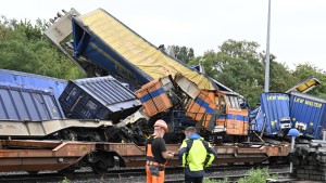 Zug fährt in Herne auf stehende Güterwagen auf