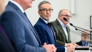 Wie Manfred Weber Herbert Kickl einhegen will