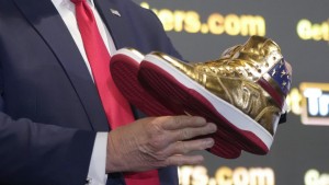 Trump präsentiert goldenen Sneaker für fast 400 Dollar