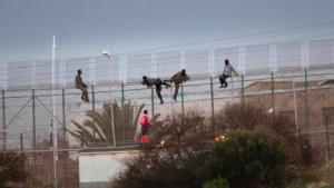 Notfalls mit Gewalt über den blutigen Zaun