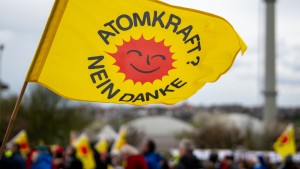 Demonstranten feiern Abschaltung des AKW