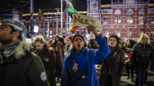 Hunderte Menschen protestieren gegen Rechtspopulist Wilders