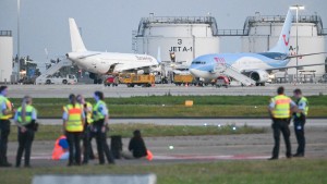 Klimaaktivisten legen Flugverkehr zeitweise lahm