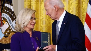 Liz Cheney bekommt einen Orden von Joe Biden