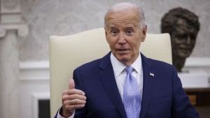 Erster Senator der US-Demokraten fordert Biden zum Rückzug auf