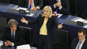 FN-Chefin schmäht Hollande als Merkels „Vize-Kanzler“