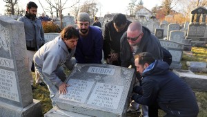 Hunderte Gräber auf jüdischem Friedhof geschändet