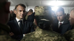 Macron besucht ukrainische Soldaten