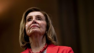 Nancy Pelosi wird nach Sturz in Rheinland-Pfalz behandelt