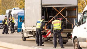 Brüssel will Schleuser härter bestrafen