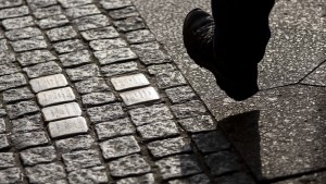 Unbekannte reißen alle Stolpersteine in Zeitz heraus