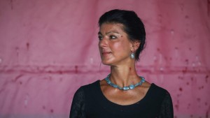 Sahra Wagenknecht mit Farbe bespritzt