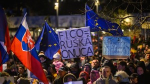 Tausende protestieren gegen prorussische Regierung