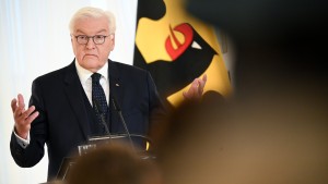 Schriftsteller kritisiert Steinmeier im Schloss Bellevue