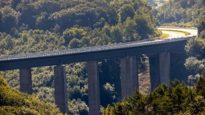 150 Kilo Sprengstoff sollen die 17.000 Tonnen schwere Brücke zu Fall bringen