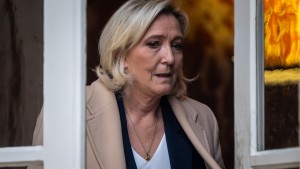 Le Pen treibt die Regierung vor sich her