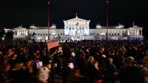 Wien: Tausende demonstrieren gegen mögliche FPÖ-Regierung