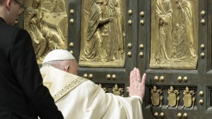 Papst Franziskus öffnet Heilige Pforte des Petersdoms