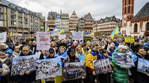 Tausende protestieren gegen russischen Angriffskrieg