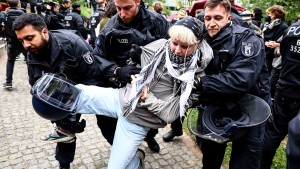 Berliner Polizei räumt Demo