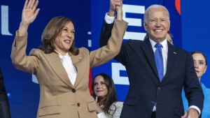 Kamala Harris mit Überraschungsauftritt