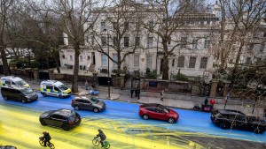 Ukraineflagge vor der russischen Botschaft