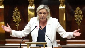 Was sagt Le Pen im Veruntreuungsprozess vor Gericht aus?