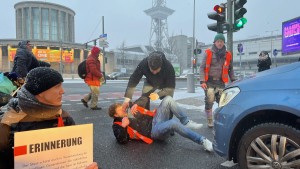 Klimaaktivisten blockieren Straßen in mehreren Städten