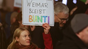 Tausende Menschen demonstrieren bundesweit gegen Rechtsextremismus