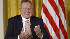 Frauen werfen George H.W. Bush sexuelle Belästigung vor