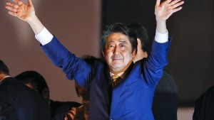 Abe wirbt nach Wahlsieg für Verfassungsreform