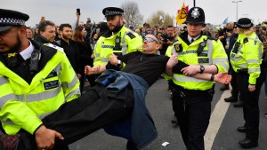 Polizei nimmt fast 300 Demonstranten fest