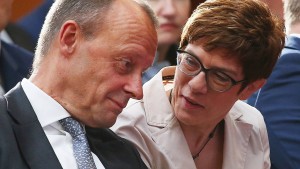 Kramp-Karrenbauer wirft Merz Verbreitung von Verschwörungstheorien vor