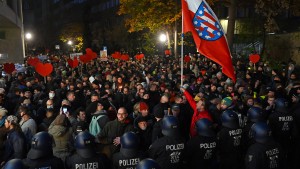 Steinwürfe und Festnahmen bei Corona-Demo in Leipzig