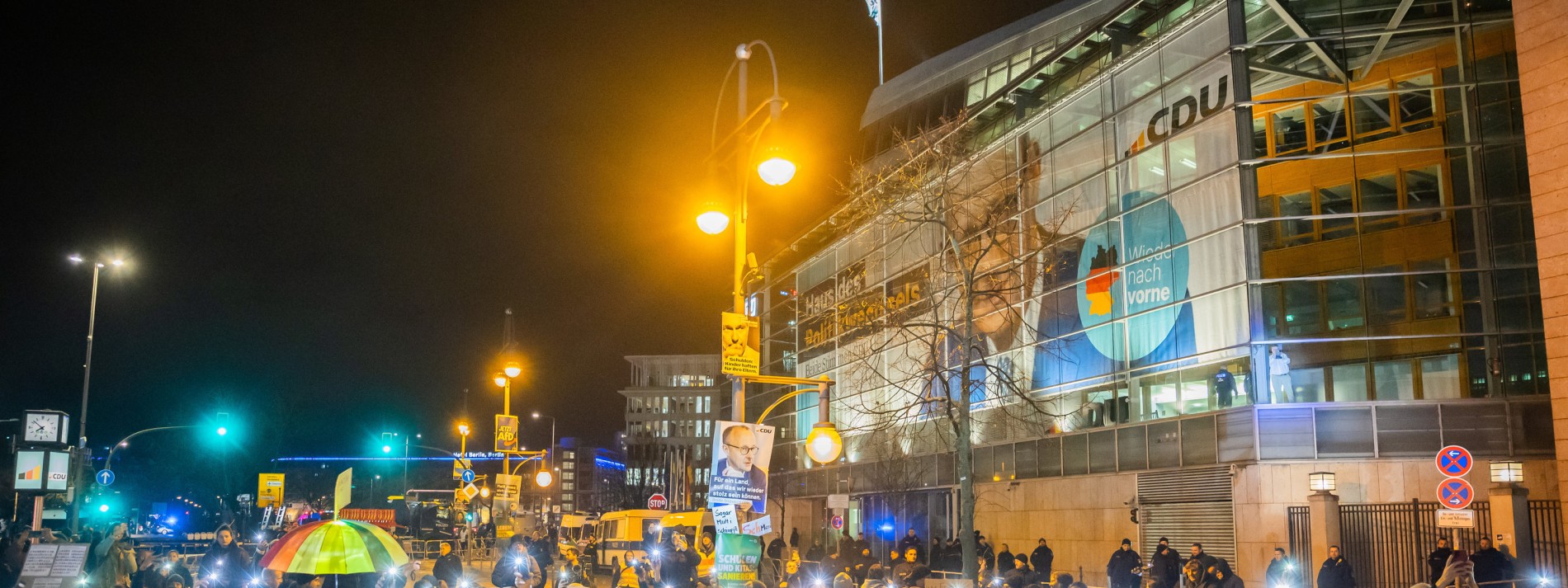 Tausende Menschen demonstrieren vor CDU-Zentrale