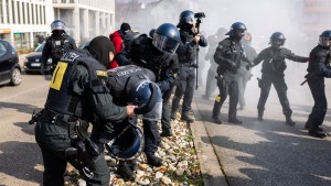 Mehr als 50 Polizisten bei Demonstration von AfD-Gegnern verletzt